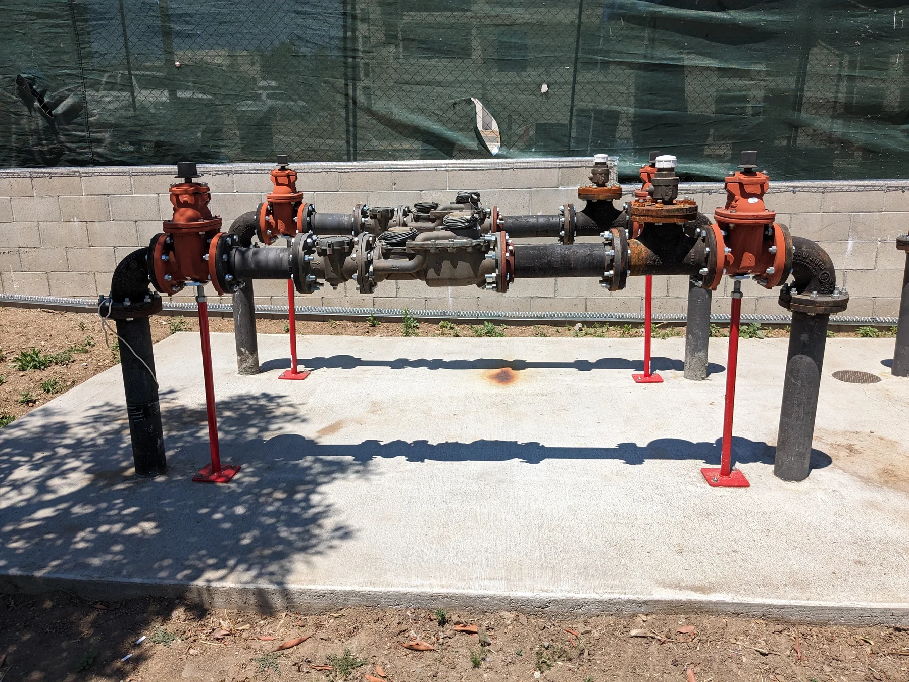Above-ground backflow prevention assembly with test ports and shutoff valves